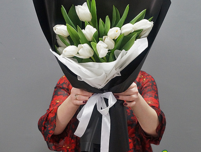 Букет из белых тюльпанов в черной бумаге и белой сетке фото